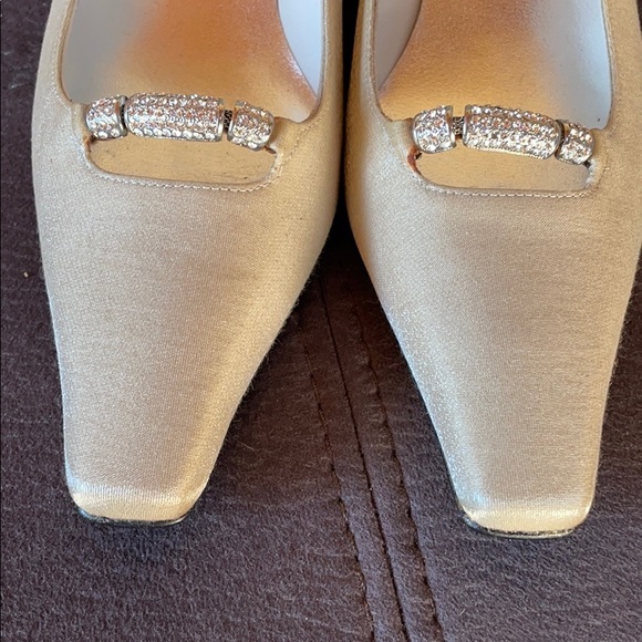 STUART WEITZMAN NWOT Cream Satin Kitten Heels Size 8 - Picture 6 of 10